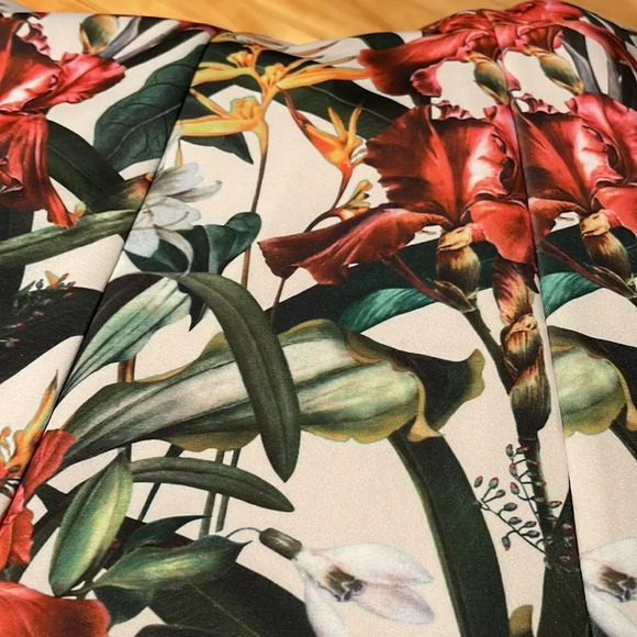 T Tahari fit and flare princess seam scuba fabric sleeveless floral print midi - Picture 8 of 9